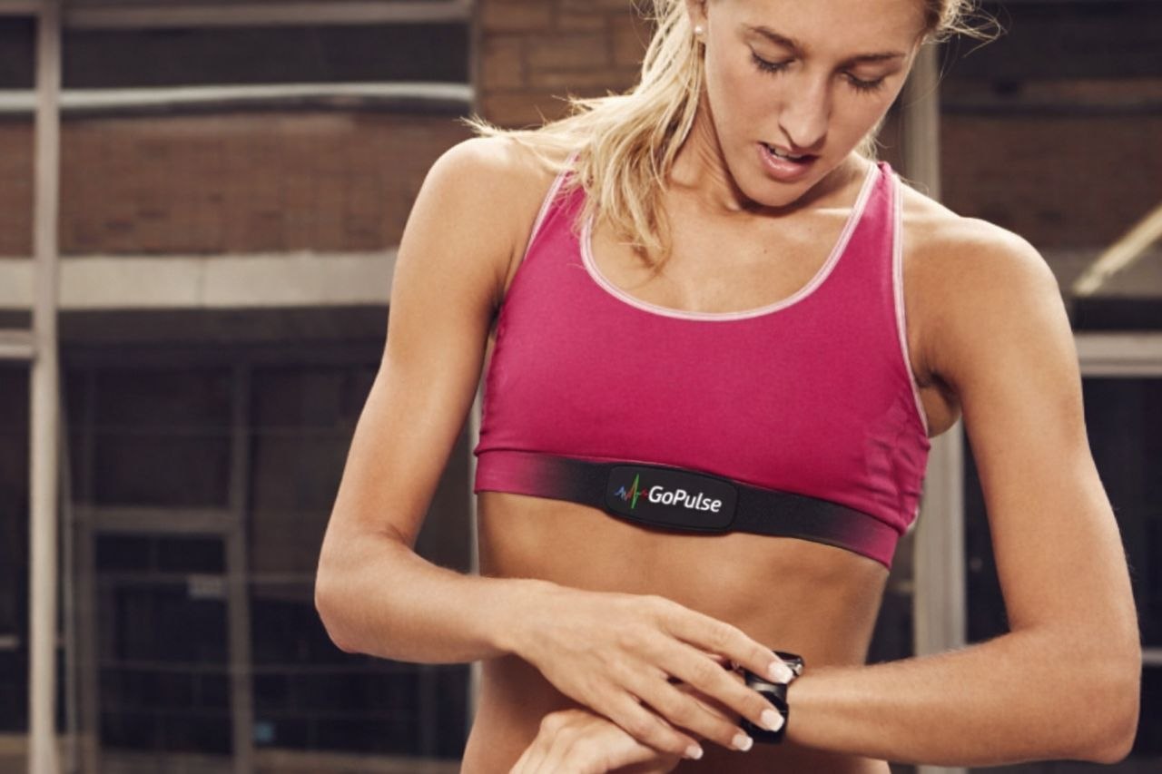 Membre GoPulse portant la ceinture cardiaque